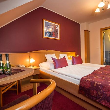 Hotel Kalvaria เยอร์ ภายนอก รูปภาพ