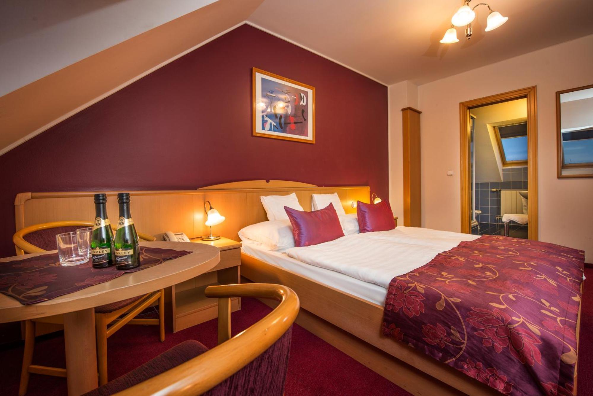 Hotel Kalvaria เยอร์ ภายนอก รูปภาพ